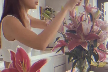 Minh Tú cắm hoa ly