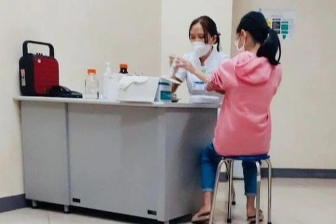 Thực hư nữ sinh ở Thừa Thiên Huế tiêm 2 mũi vaccine Covid-19 cùng lúc - 1 Thực hư nữ sinh ở Thừa Thiên Huế tiêm 2 mũi vaccine Covid-19 cùng lúc - 1