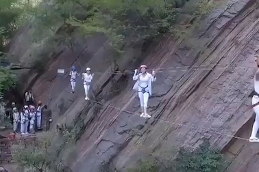 “Đứng tim” màn trình diễn yoga trên vách núi cheo leo gần 200m