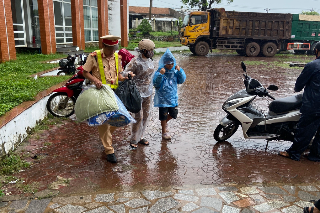 Cảnh sát cơ động, đặc nhiệm, CSGT giúp người dân chống bão - 4 Cảnh sát cơ động, đặc nhiệm, CSGT giúp người dân chống bão - 4
