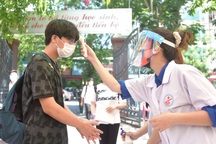 Thí sinh đội mũ len khiến thân nhiệt cao 38,2 độ C, phải đến phòng cách ly