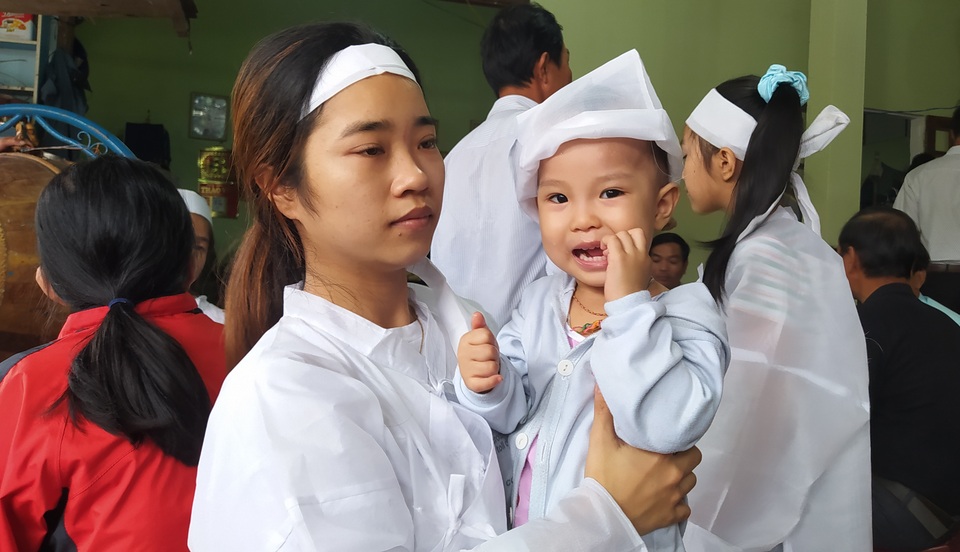 Bố mẹ bị lũ cuốn trôi, con gái 2 tuổi ngơ ngác đội khăn tang - 1 Bố mẹ bị lũ cuốn trôi, con gái 2 tuổi ngơ ngác đội khăn tang - 1