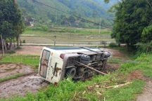 Xe khách "phơi bụng" dưới ruộng, 6 người may mắn thoát nạn