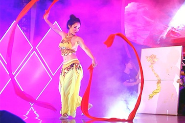Á khôi ĐH Xây dựng vừa múa vừa vẽ bản đồ Việt Nam