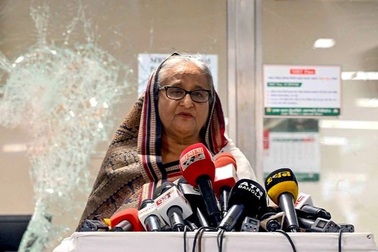 Thủ tướng Bangladesh từ chức, lên trực thăng quân sự rời đất nước