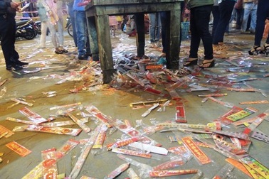 Tay vái cầu may, chân... đạp rác!