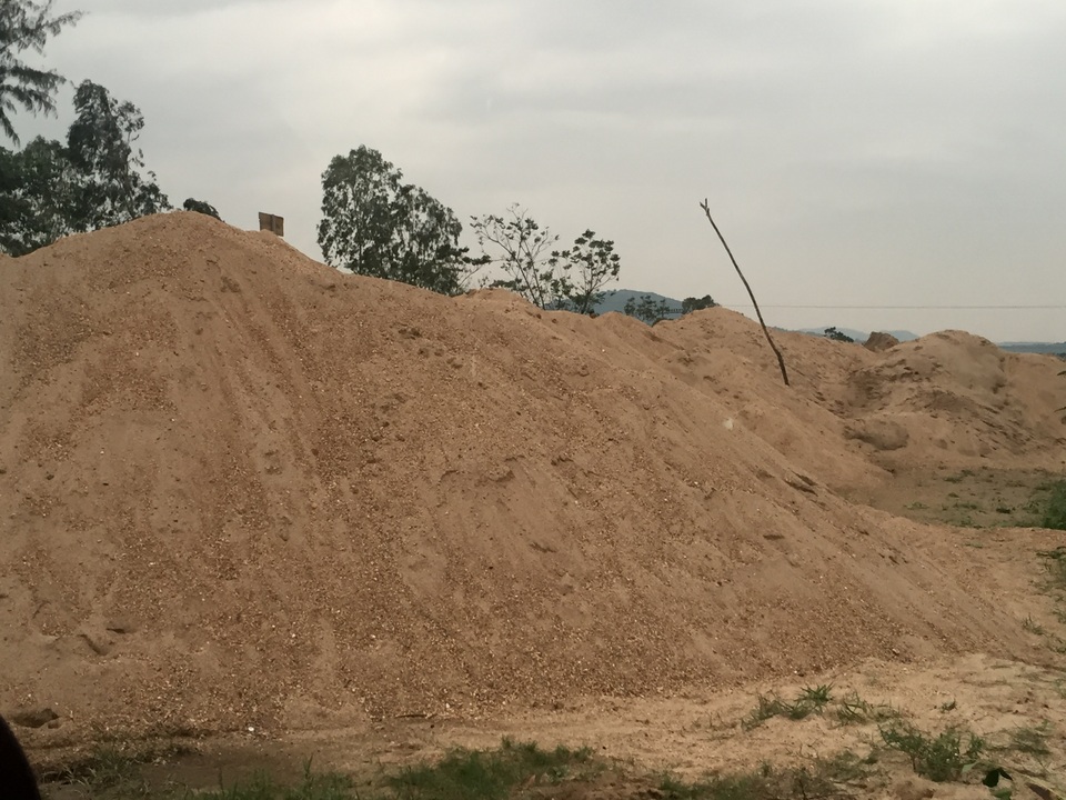 Bãi tập kết cát không phép ngang nhiên hoạt động tại Hà Tĩnh - 1 Bãi tập kết cát không phép ngang nhiên hoạt động tại Hà Tĩnh - 1