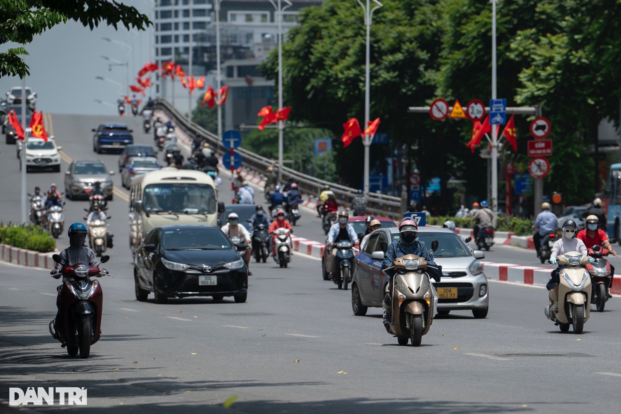 Đẫm mồ hôi mưu sinh dưới nắng nóng đỉnh điểm, nhiệt độ ngoài trời 50 độ C - 1