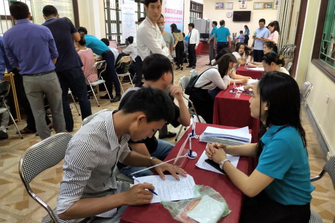 Người lao dộng đăng kí tìm kiếm việc làm tại Hà Tĩnh