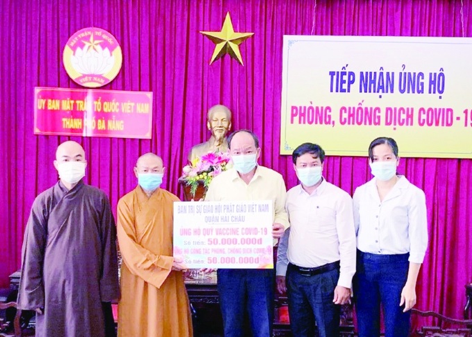 Thượng tọa Thích Chúc Tín, Phó Ban Trị sự Phật giáo quận Hải Châu, Trụ trì chùa Bát Nhã trao tiền ủng hộ tới Ủy ban Mặt trận Tổ quốc TP. Đà Nẵng.
