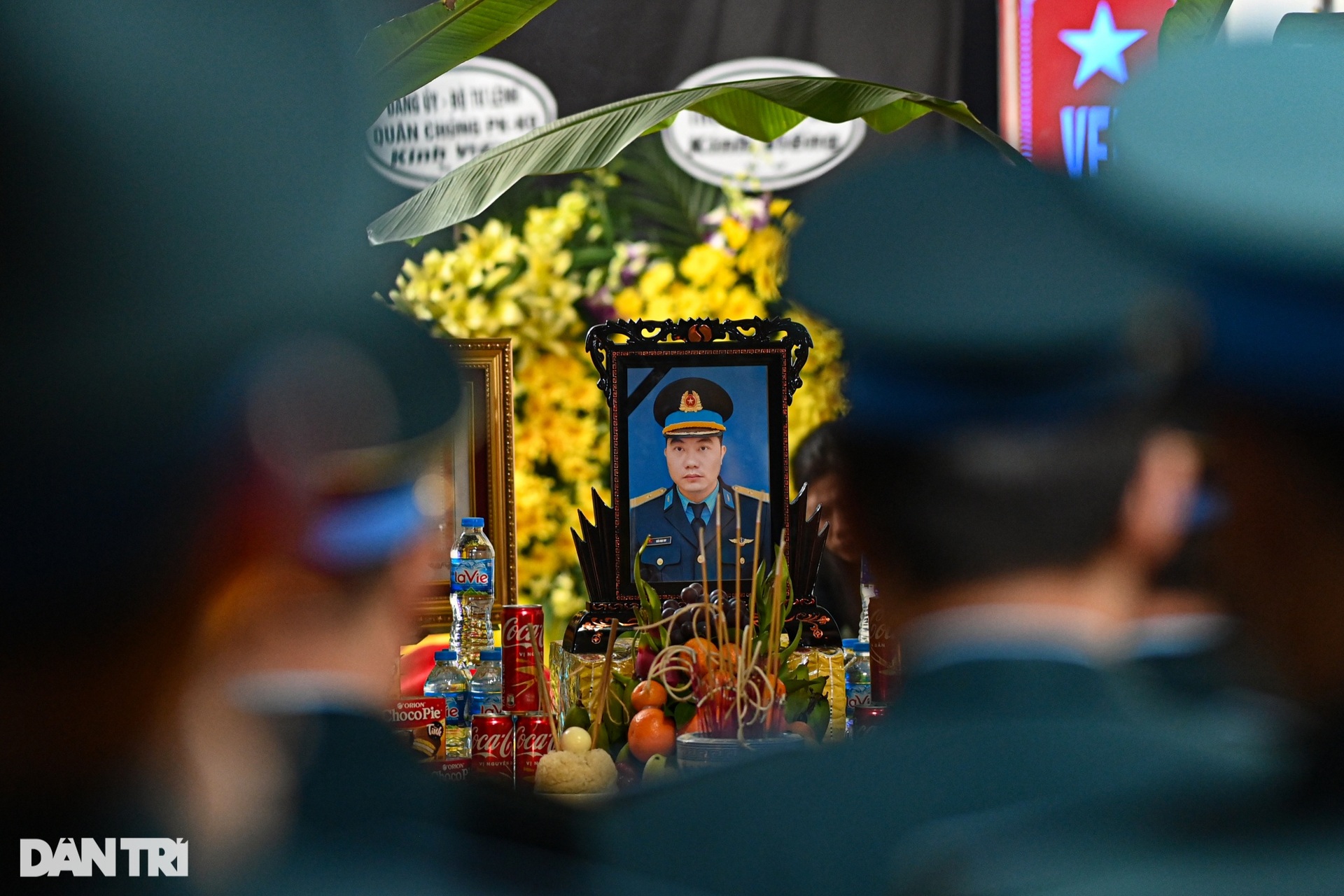 Xúc động tiễn biệt Thiếu tá, phi công Trần Ngọc Duy về đất mẹ - 2 Xúc động tiễn biệt Thiếu tá, phi công Trần Ngọc Duy về đất mẹ - 2