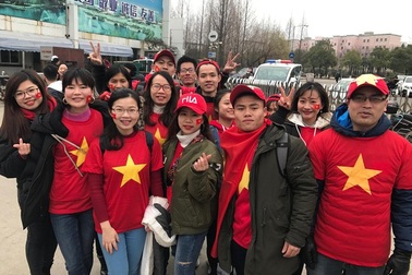 Chuẩn "sếp soái ca" của năm: Bao trọn gói nhân viên đi Trung Quốc cổ vũ U23