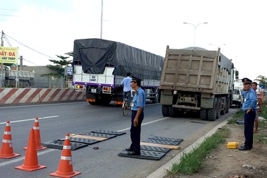 “Mật phục” xe quá tải trên đường Võ Nguyên Giáp
