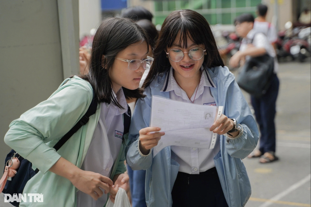 The generation that jokes about the 10th grade literature exam - 1 Thế hệ cợt nhả vào đề thi ngữ văn lớp 10 - 1