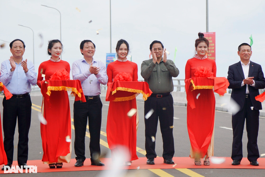 Thủ tướng: Đường ven biển mở ra giá trị mới cho Bình Định - 2 Thủ tướng: Đường ven biển mở ra giá trị mới cho Bình Định - 2