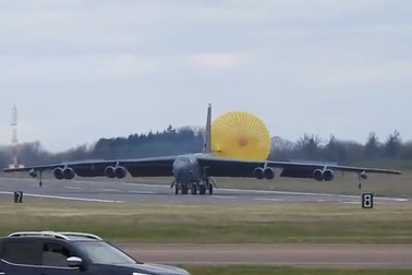 Khoảnh khắc máy bay ném bom B-52 Mỹ hạ cánh kiểu "cua bò"