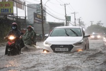 Đường ở TPHCM ngập cả mét sau mưa lớn