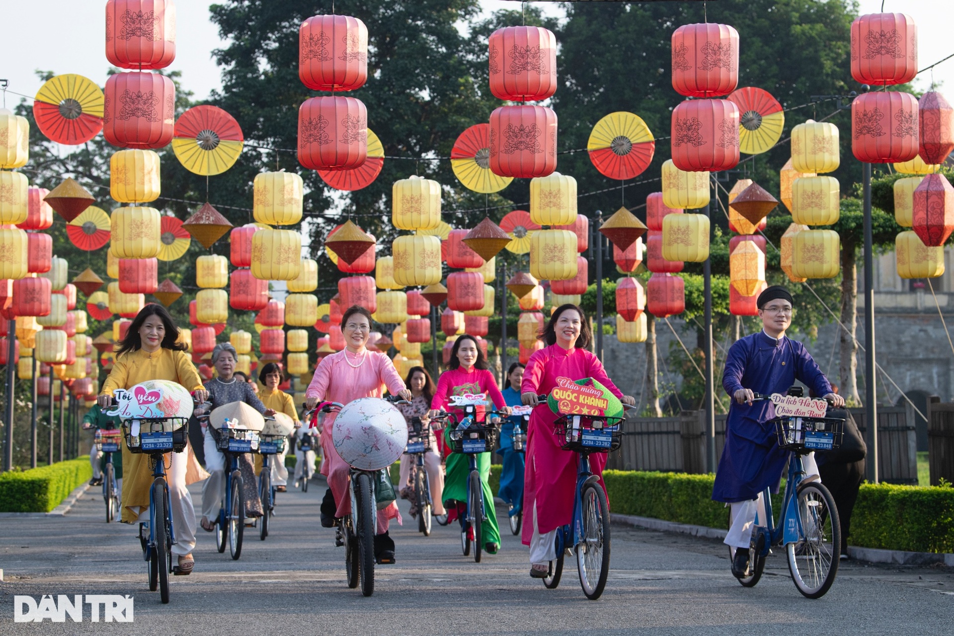 More than 100 join Ao Dai parade in Hanoi  DTiNews - Dan Tri  International, the news gateway of Vietnam