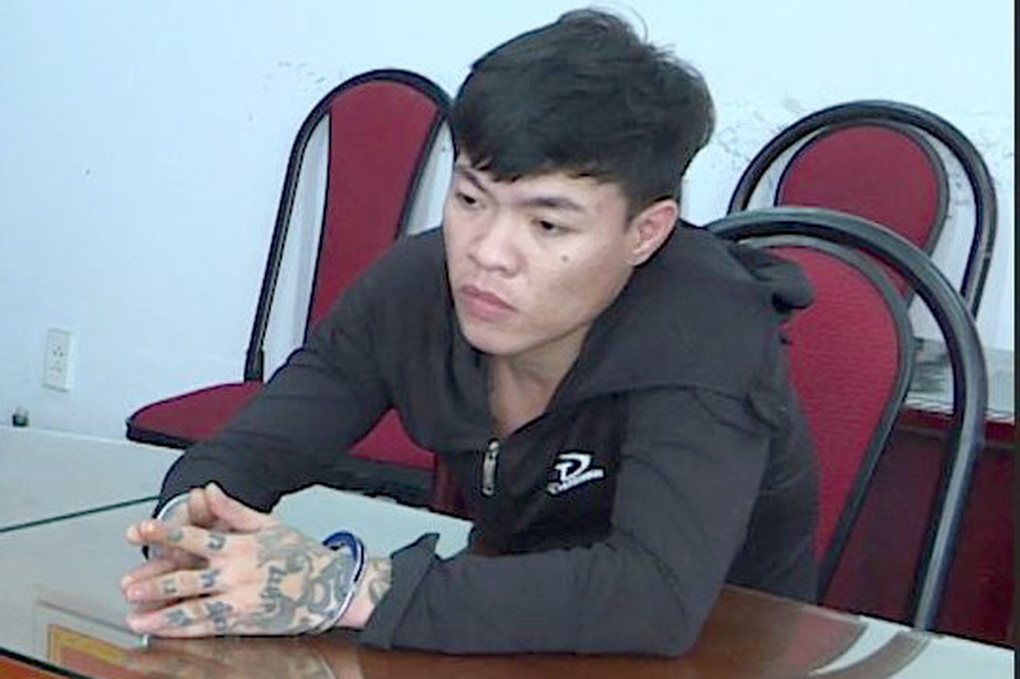 Tài xế xe ôm bị tên cướp tạt tương ớt vào mặt - 1