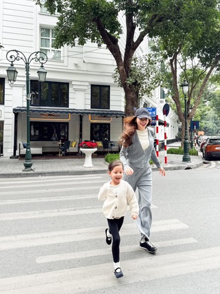 Hồ Ngọc Hà diện đồ đồng điệu cùng con gái, không hàng hiệu vẫn gây sốt - 4