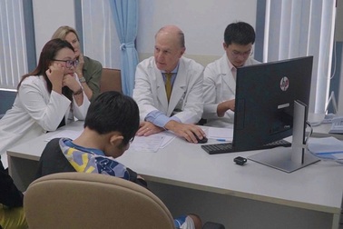 GS.BS người Mỹ tái tạo diện mạo mới cho bé trai mắc u sợi thần kinh phức tạp