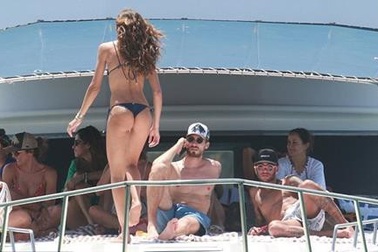 Bạn gái của Neymar và thủ môn PSG bất ngờ cùng khoe dáng, đọ sắc