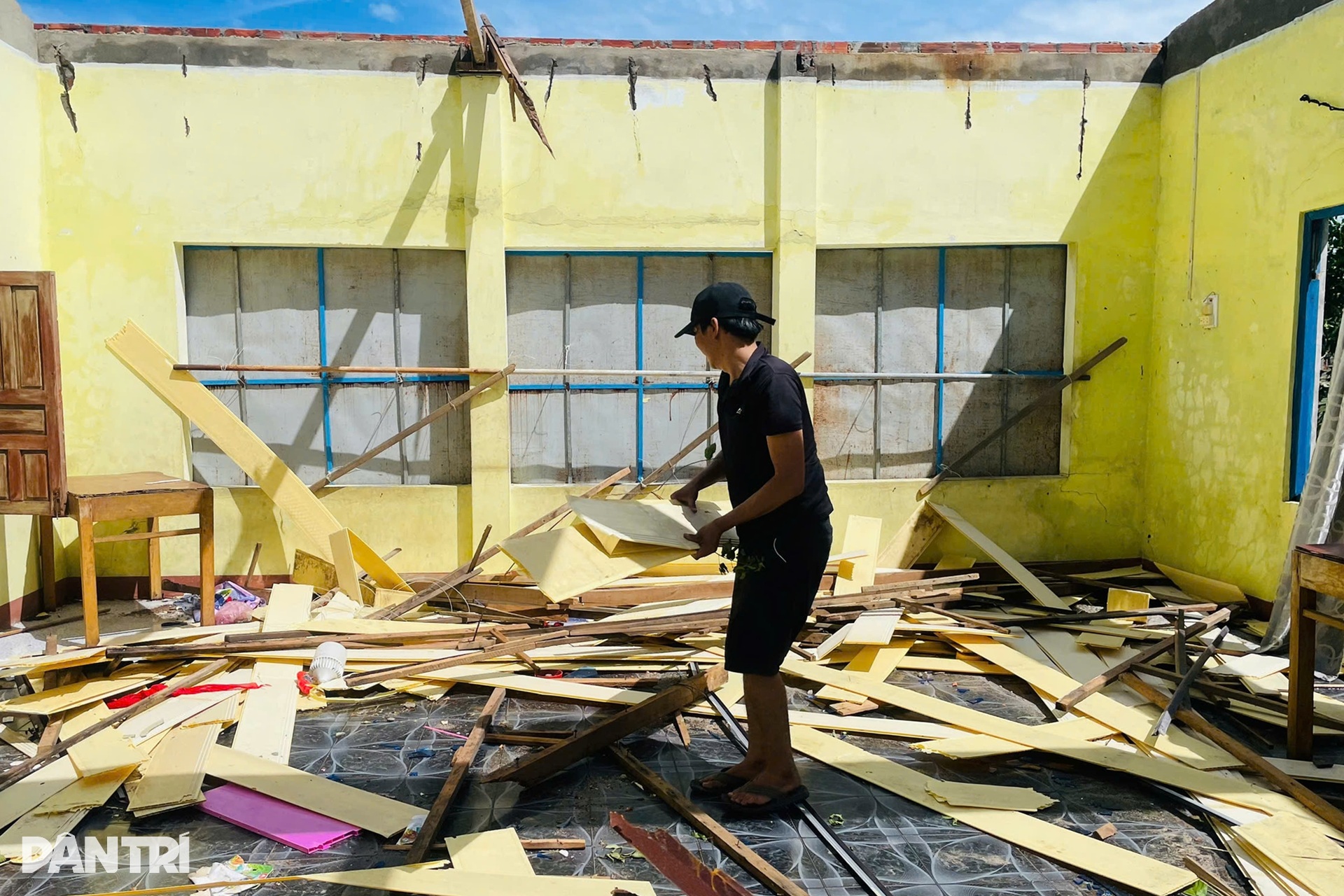 Cuộc tháo chạy của cả gia đình khi bão Kalmaegi ập tới - 3 Cuộc tháo chạy của cả gia đình khi bão Kalmaegi ập tới - 3