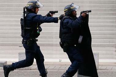 7 giờ căng thẳng vây ráp nghi phạm khủng bố Paris