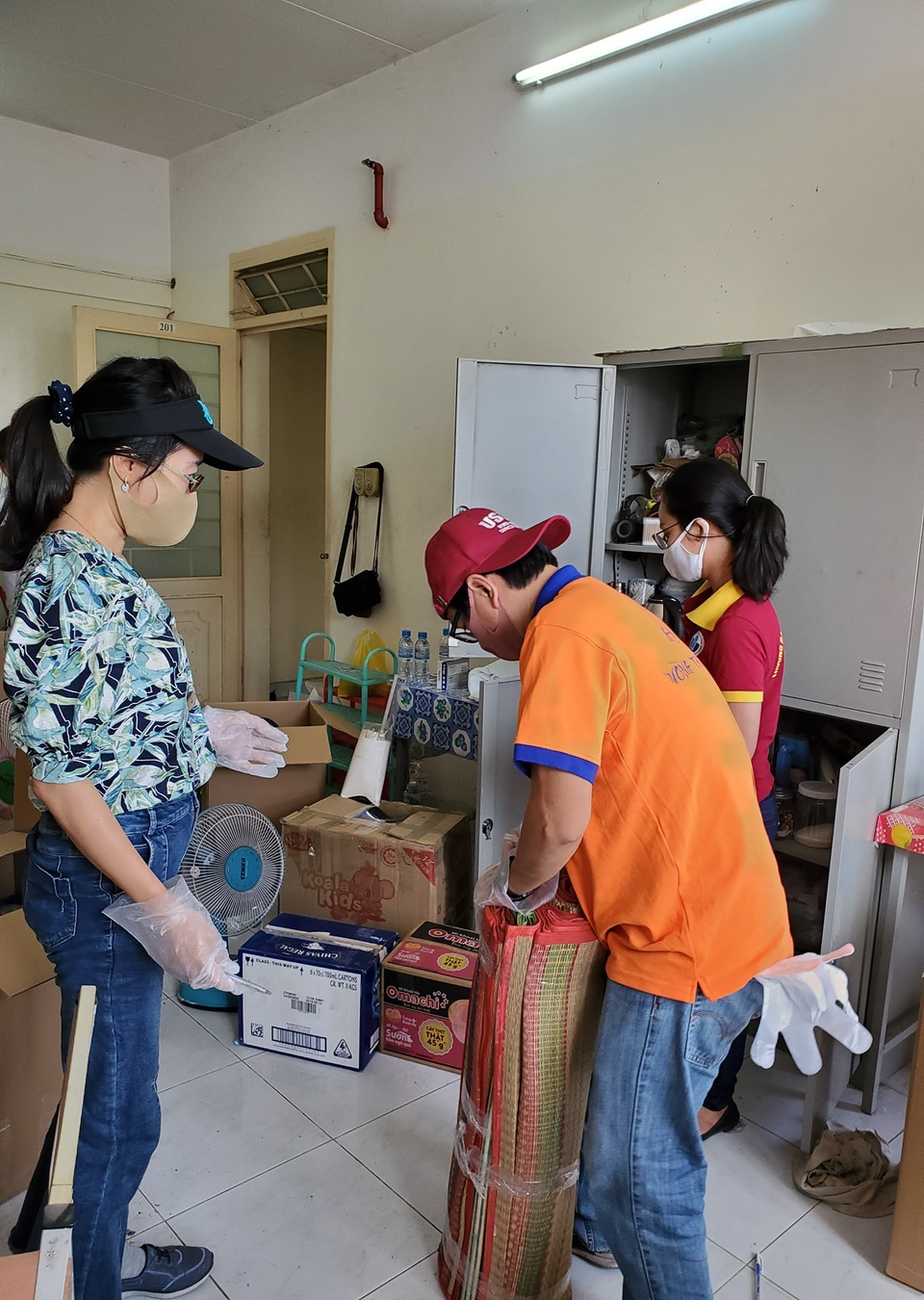 Hàng trăm giảng viên, sinh viên dốc sức thu dọn ký túc xá làm khu cách ly - 9 Hàng trăm giảng viên, sinh viên dốc sức thu dọn ký túc xá làm khu cách ly - 9