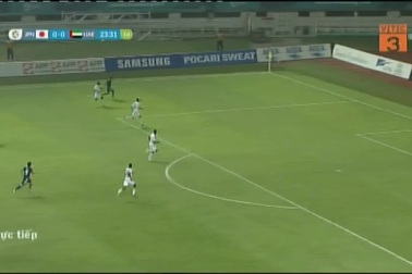 Hatate đánh đầu đưa bóng đập đất đi ra ngoài ở phút 24