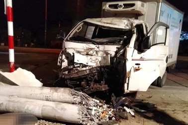 Xe tải đâm xe máy rồi lao vào cột điện, 3 người tử vong