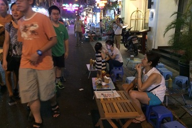 Phố đi bộ Hà Nội: Hàng quán tràn ngập từ vỉa hè đến lòng đường