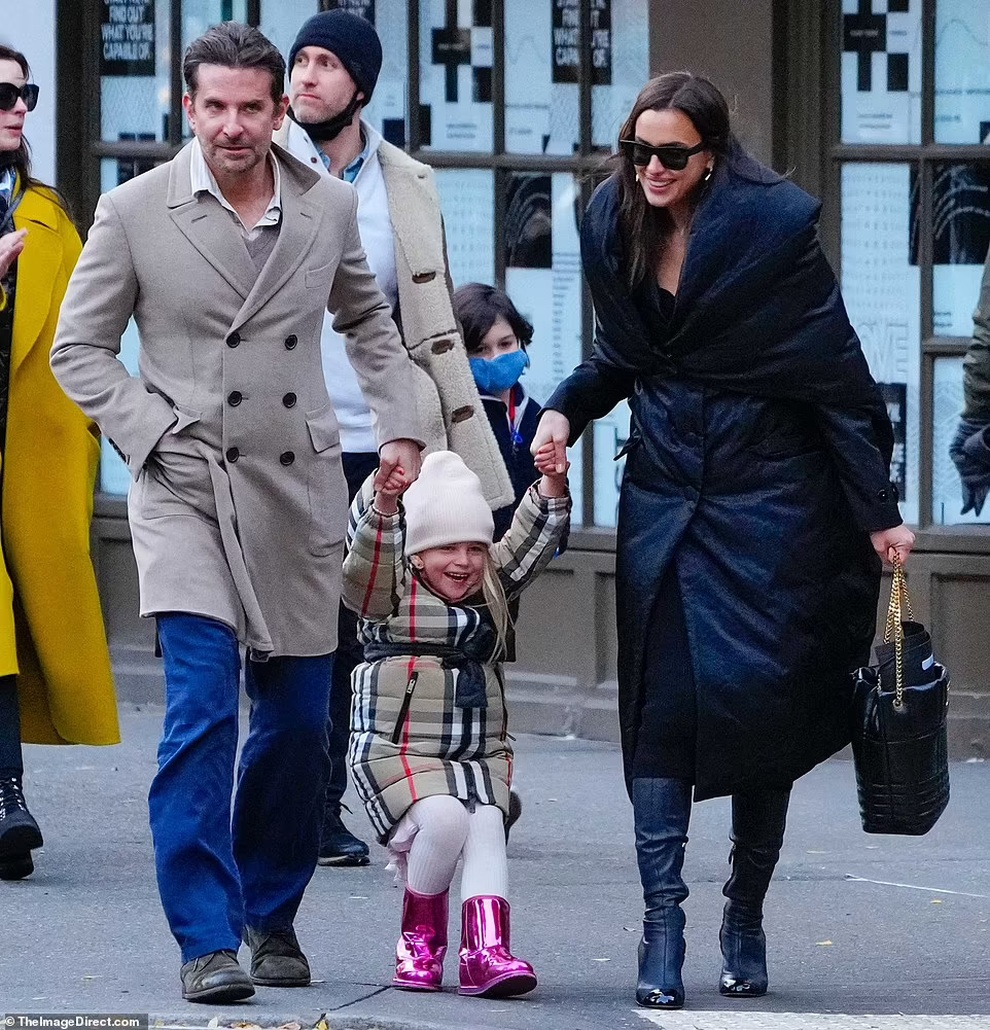 Siêu mẫu áo tắm Irina Shayk liên tục xuất hiện bên tình cũ - 1 Siêu mẫu áo tắm Irina Shayk liên tục xuất hiện bên tình cũ - 1