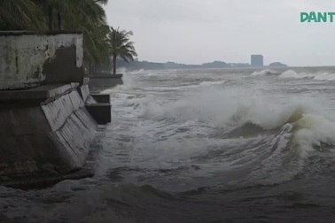 Sóng biển cao 2-3m, người dân hiếu kỳ đứng xem trước giờ bão Bualoi đổ bộ