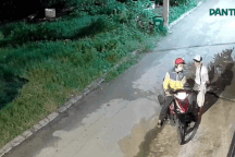 Thanh niên mặc áo xe ôm giật hơn 100 tờ vé số của người bệnh ở TPHCM