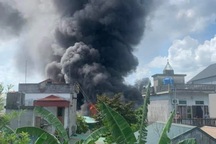 Xưởng đế giày bốc cháy dữ dội