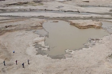 Nắng nóng kéo dài, nhiều hồ thủy lợi ở Bình Thuận trơ đáy