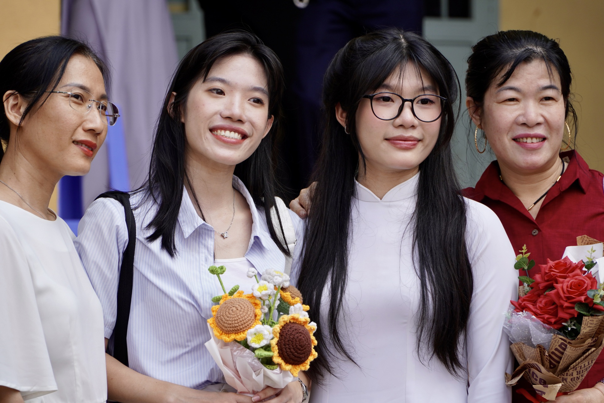 12학년 여학생, 감사식에서 눈물 터뜨려: 더 이상 혼자 있고 싶지 않아요... - 22 Nữ sinh lớp 12 bật khóc trong lễ tri ân: Em không muốn đơn độc nữa... - 22