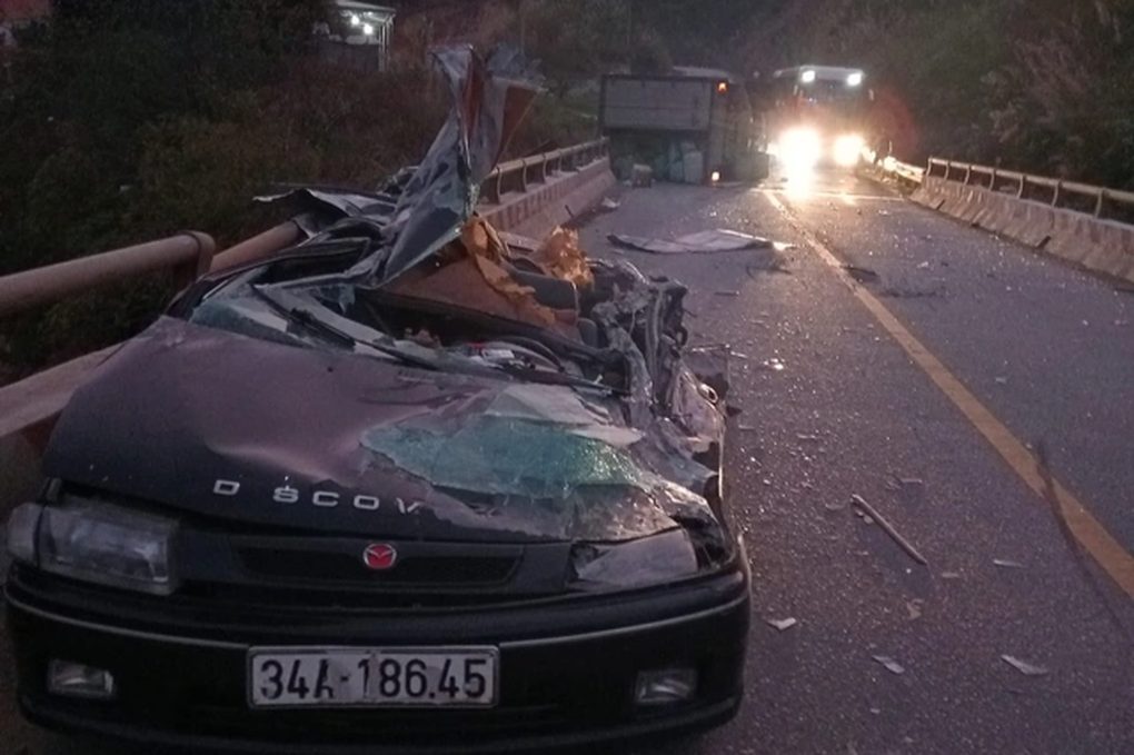 Vụ ô tô bị đè bẹp trên đèo Lò Xo: Xót xa cảnh sinh tử - 2 Vụ ô tô bị đè bẹp trên đèo Lò Xo: Xót xa cảnh sinh tử - 2