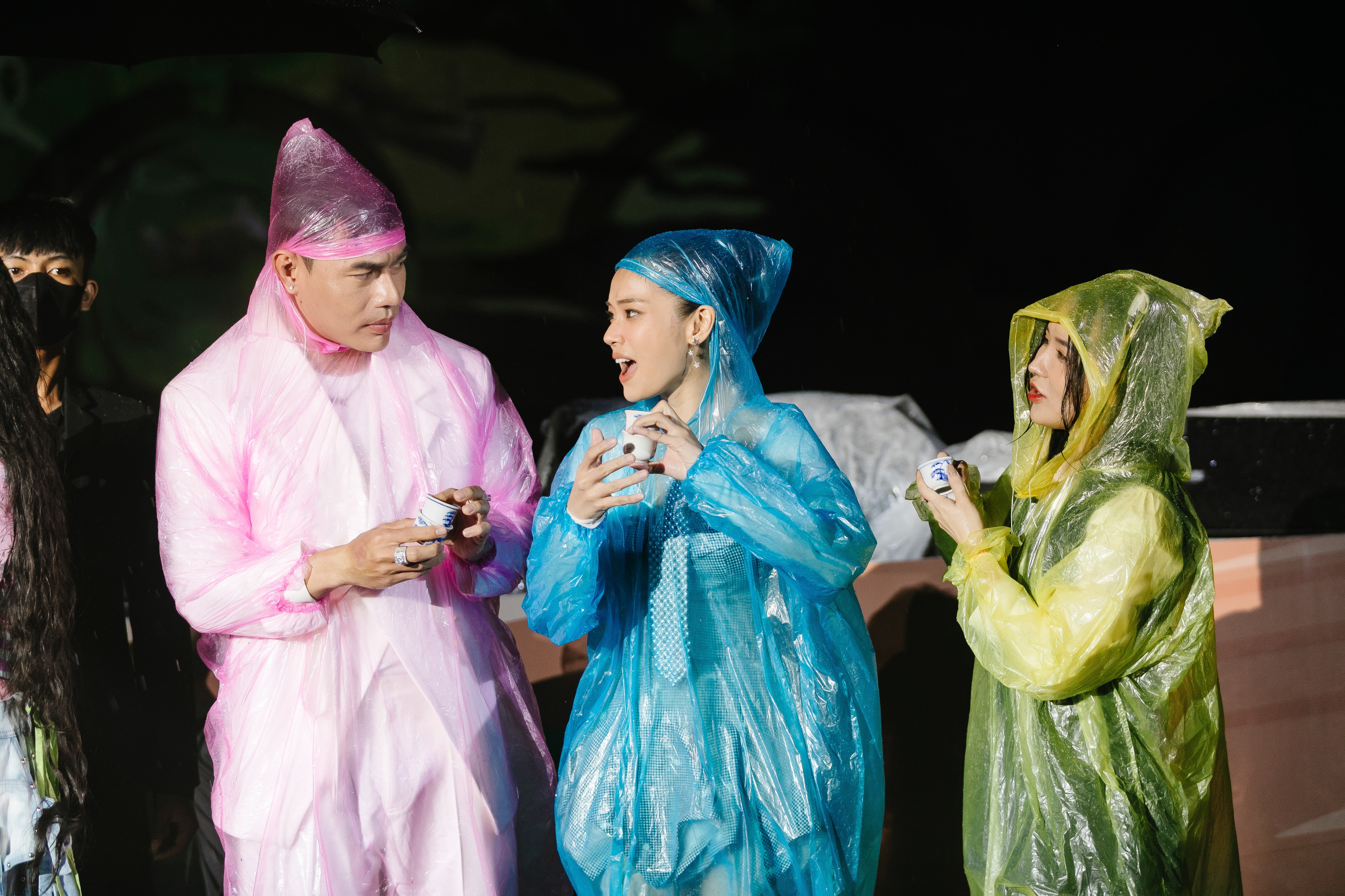 Phuong My Chi, 3.000 seyircinin katıldığı bir müzik gecesinde yağmurda şarkı söyleyerek gözyaşlarına boğuldu - 4 Phương Mỹ Chi bật khóc, đội mưa hát trong đêm nhạc 3.000 khán giả - 4