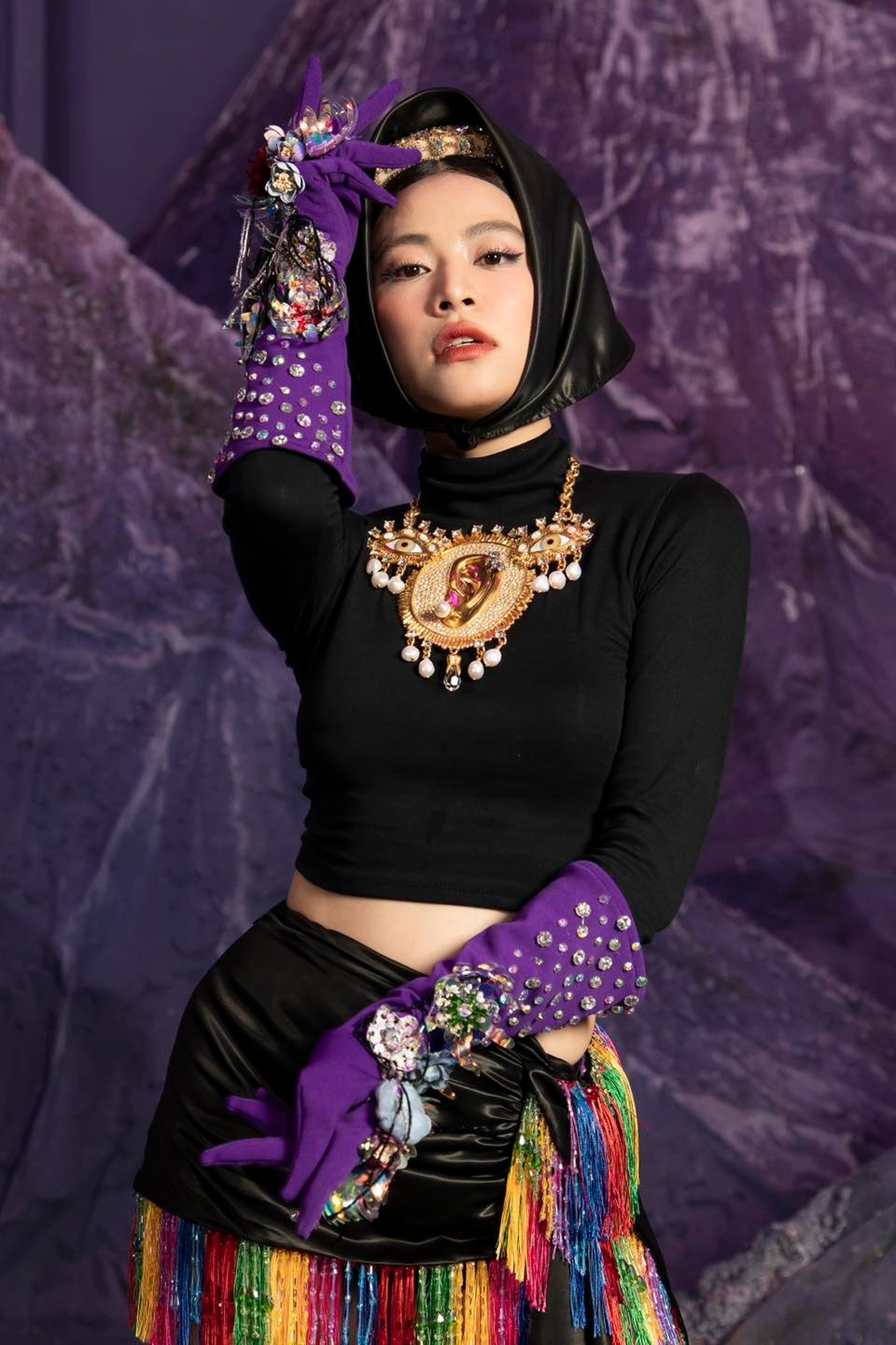 Hoàng Thùy Linh say mê phong cách thời trang dân gian đương đại - 1 Hoàng Thùy Linh say mê phong cách thời trang dân gian đương đại - 1