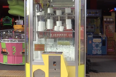 Giải trí thời dịch corona: Gắp giấy vệ sinh thay vì thú bông