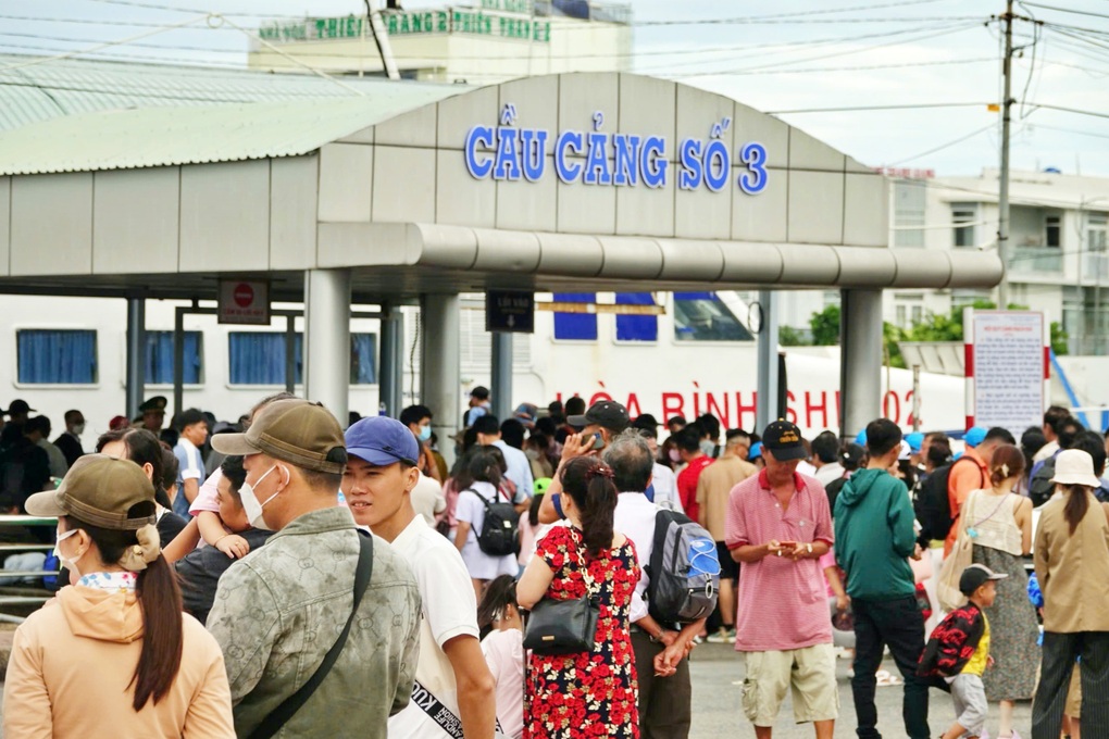 Tàu đi Phú Quốc, Nam Du, Hòn Sơn đông đúc ngày đầu nghỉ lễ 2/9 - 1