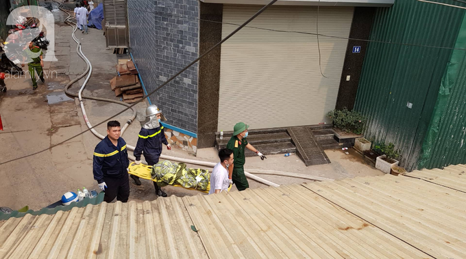 Quặn lòng cảnh người thân ngã quỵ khi nhận thi thể nạn nhân biến dạng trong vụ cháy làm 8 người chết ở Hà Nội - Ảnh 1.