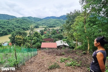 Kỳ lạ cứ mưa xuống là người dân kinh hãi ôm nhau bỏ chạy