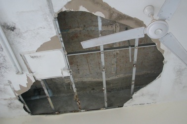 Bệnh viện trăm tỷ xuống cấp, nguyên nhân do mưa kéo dài?