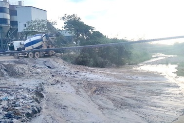 Nghệ An: Trạm bê tông “bức tử” môi trường, dân kêu không thấu?