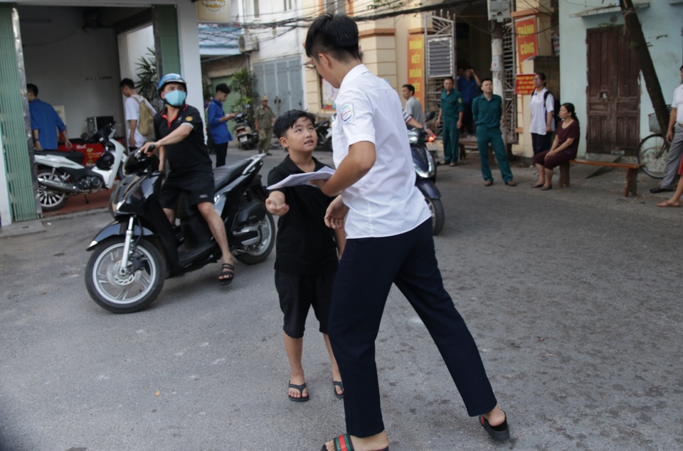 Hà Nội: Nhiều phụ huynh chạy toát mồ hôi khi con đi thi quên giấy tờ - 12 Hà Nội: Nhiều phụ huynh chạy toát mồ hôi khi con đi thi quên giấy tờ - 12