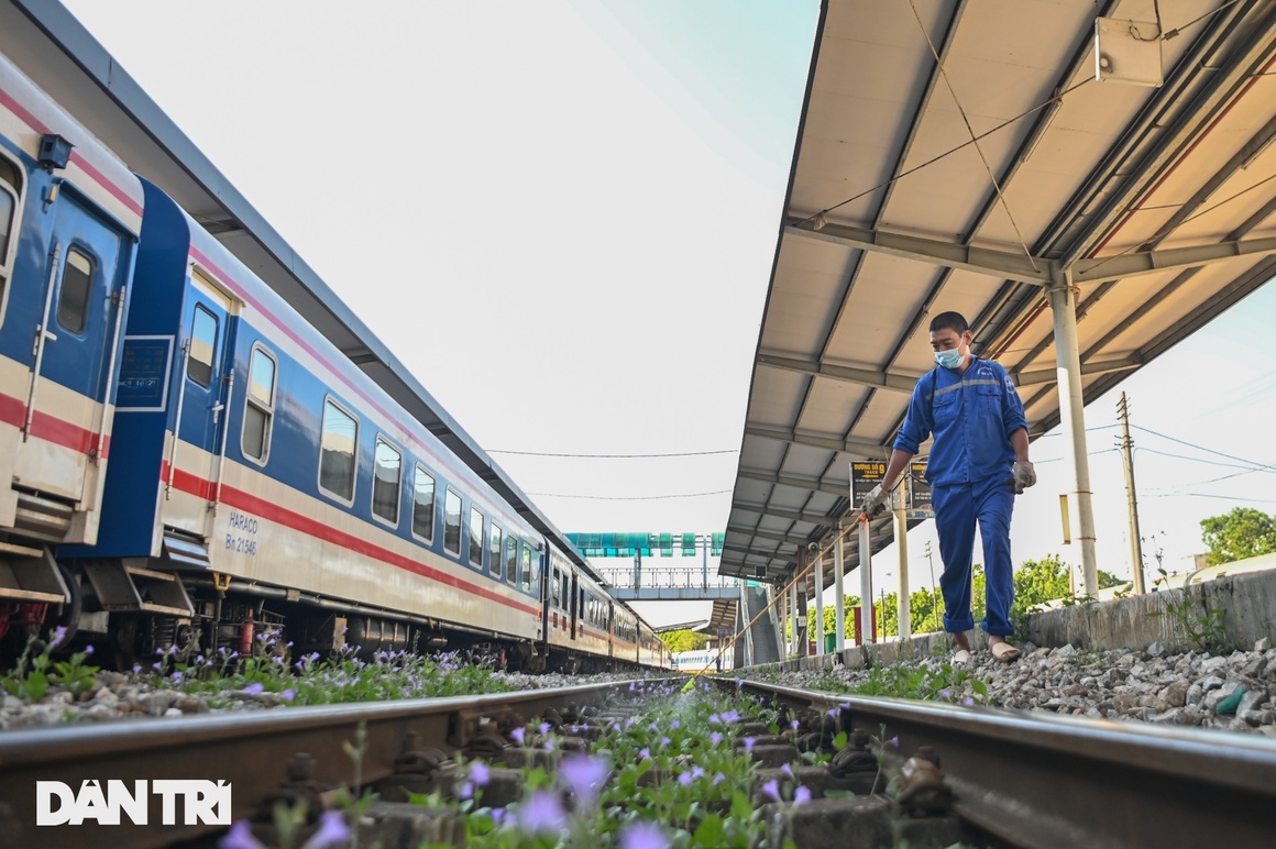 Ga Hà Nội: Hành khách phấn khởi mua vé chuyến tàu sau giãn cách đi TPHCM - 17 Ga Hà Nội: Hành khách phấn khởi mua vé chuyến tàu sau giãn cách đi TPHCM - 17