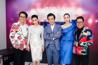 Hồ Quỳnh Hương ngượng ngùng khi MC so sánh nhan sắc với Hồ Ngọc Hà